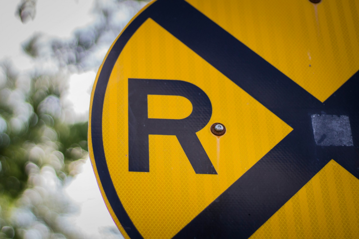 road sign letter R